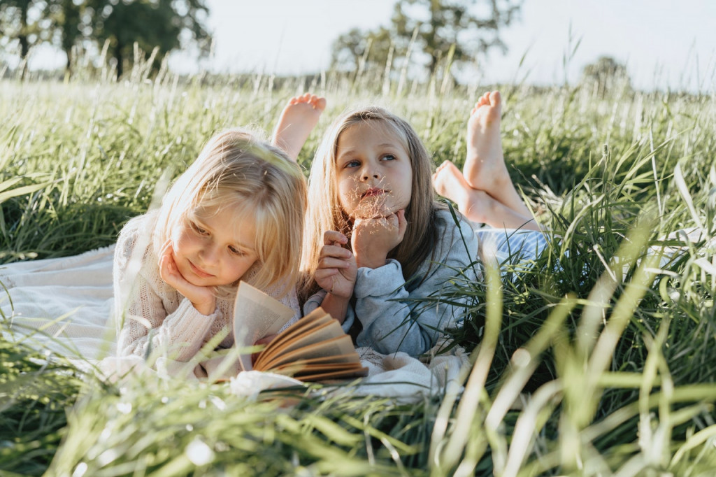 girls reading