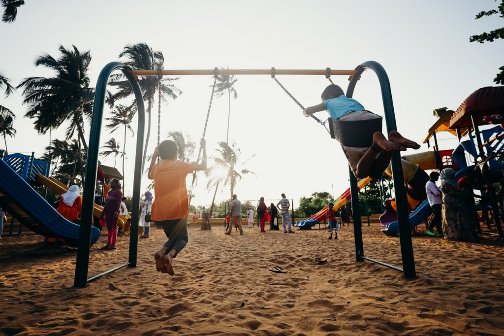 kids swinging